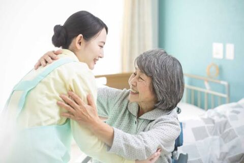 介護士と高齢者